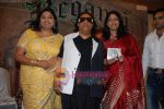 Kavita Krishnamurthy and Ravindra Jain at the launch of Ritu Johri_s album Bengangi in Hotel Sea Princess on 17th March 2010 (9).JPG